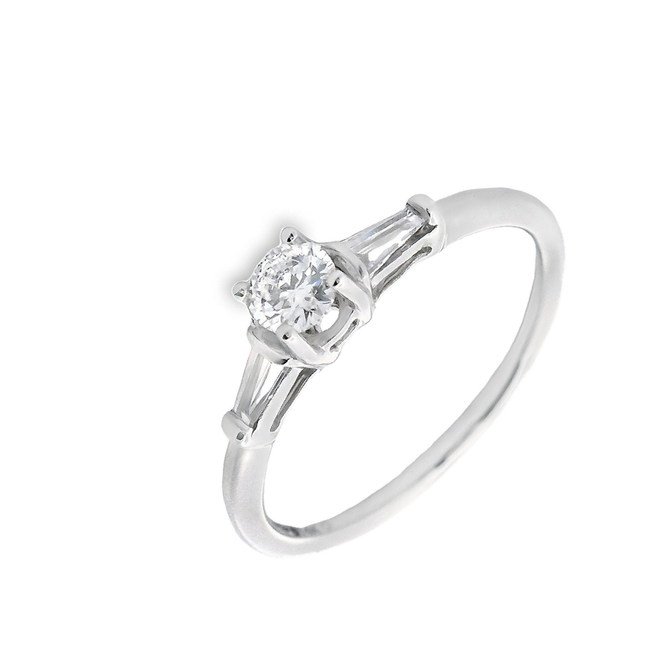 Deze exclusieve ring van Louis Bros is vervaardigd uit 14 karaat witgoud (2.13 gr.) en is gezet met 2 baguette 0.23ct en 1 briljant geslepen diamanten met een totaalgewicht van 0.15 ct. De ring heeft een diameter van 3.75 mm, minimale breedte van 2 mm. en een hoogte van 5 mm. Een witgouden solitaire ring met een diamant in het midden en twee baguette diamanten aan de zijkanten is echt adembenemend. Deze ring straalt elegantie en verfijning uit, met een tijdloos ontwerp dat de aandacht trekt. Het sprankelende middelpunt en de subtiele baguette diamanten zorgen voor een perfecte balans van glamour en stijl. Het is de ideale ring om je liefde en toewijding te symboliseren.
De ring is verkrijgbaar in meerdere afmetingen.

Verkrijgbaar vanaf 0.25crt .
Leverbare goudkleuren: 14/18kts geelgoud, 14/18kts witgoud, 14/18kts roségoud en alle bicolor combinaties.